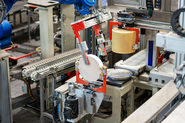 Die automatische Canninganlage der RTA GmbH kann unterschiedliche Geometrien und Abmessungen handeln.