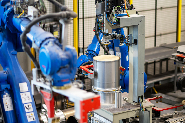 Ein Substrat für die Canning-Anlage wird von einem Roboter weiterbearbeitet.