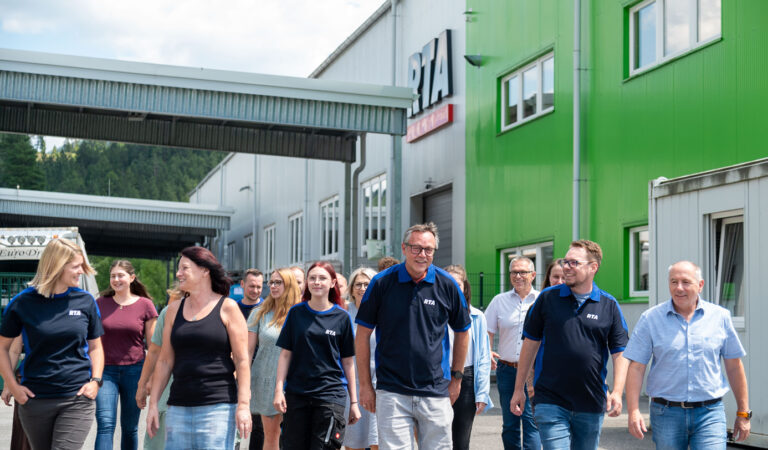 Mitarbeiter der Firma RTA GmbH in Bewegung vor dem Firmengelände in St. Aegyd