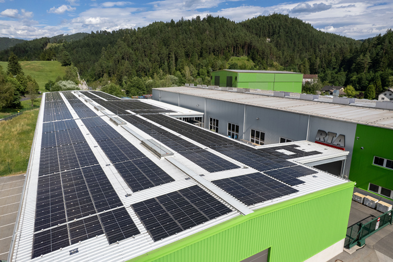 Eine Werkshalle der RTA GmbH (ehemals Rothtechnik Austria) ist bedeckt mit Solarpanelen und erzeugt so nachhaltigen Strom.