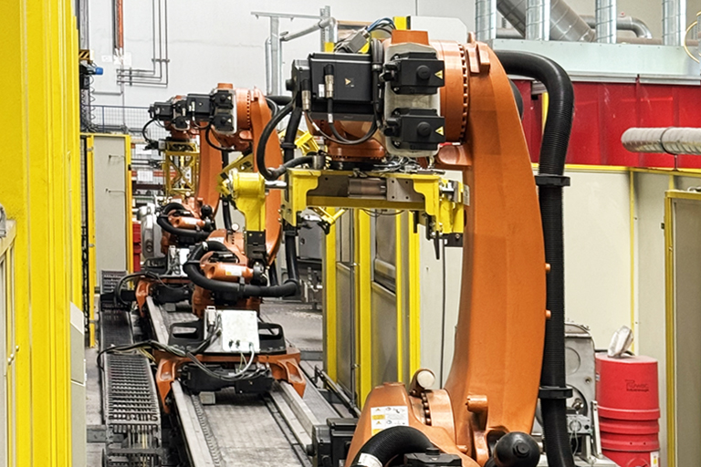 Die verkettete vollautomatische Schweißanlage mit bis zu 20 Stationen ist eine der leistungsstärksten Anlagen der RTA GmbH, ehemals Rothtechnik Austria.